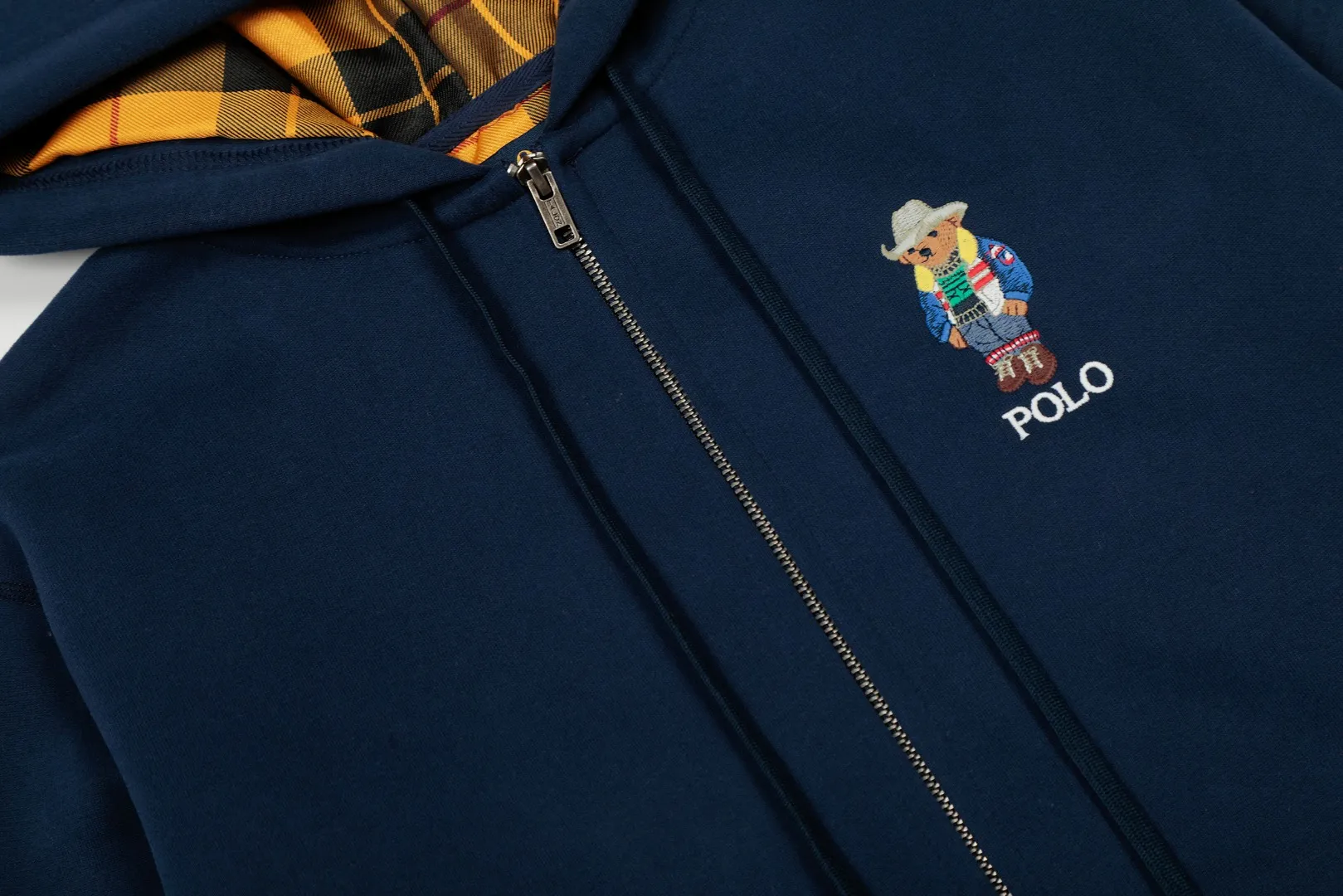P290 Top Quality" Style Number: 8102# [Ralph Lauren Bear Full Zipper Hooded Autumn and Winter Jacket for Men and Women] ✅Ralph Lauren Simple Color Embroidered Bear Basic Classic Zipper Hooded Jacket ✅370g double-sided cotton heavy fabric Fabric texture version YYDS~ ✅Customized zipper Pure cotton hood rope Full body four-needle six-thread top-stitch design Quality restoration ✅Contrast color yarn-dyed plaid inside Add a little more color without losing the simple and basic style ✅The upper body is simple and easy to match, a must-have for ootd, a versatile style, recommended for couples to wear when traveling~ Size: S-XL Color: White Gray Navy